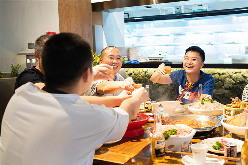 火鍋店聚餐場景